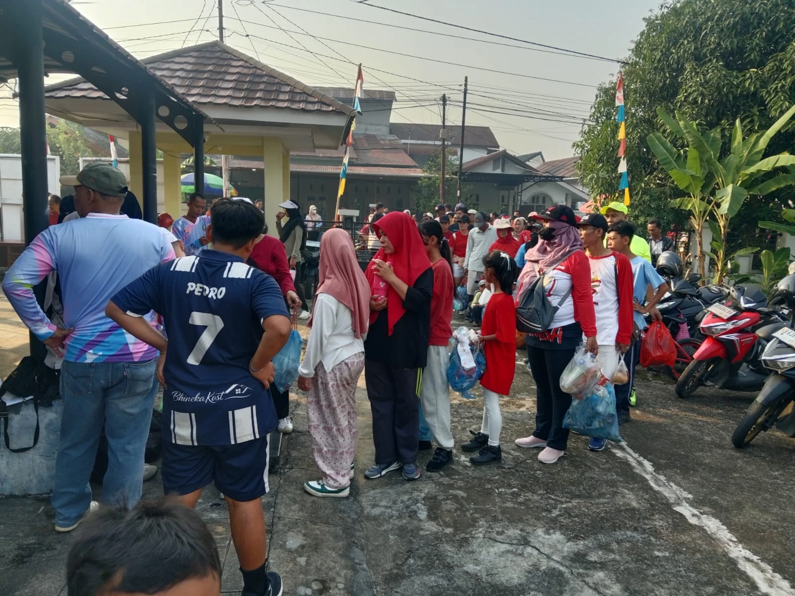 Warga Ponsel Jalan Sehat Sambil Pungut Sampah
